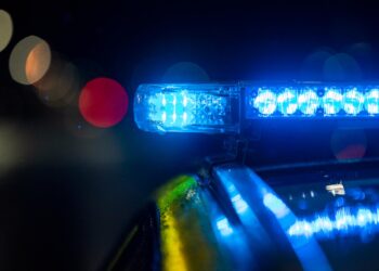 Polis attackerad med sten vid storbråk