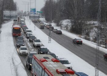 Stora störningar i trafiken efter kraftigt snöfall – kan komma tre decimeter