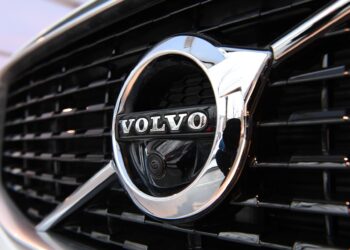 AB Volvo stoppar produktionen i Ryssland