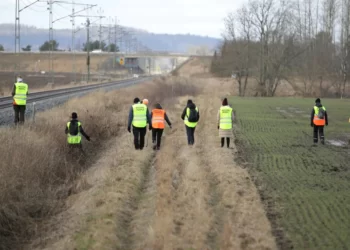 Hundratals letar efter den försvunna kvinnan i Grästorp