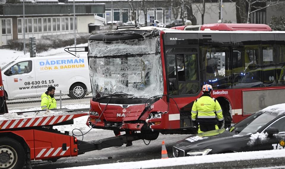 Tre bussar i trafikolycka – sju till sjukhus