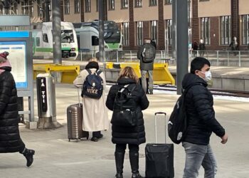 Fler ryssar korsar gränsen till Finland