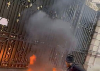 Ukrainske demonstranter bryter seg inn på UAEs ambassade i Paris