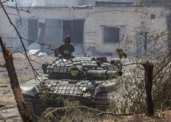 Evakueringar försvåras från avskuren stad