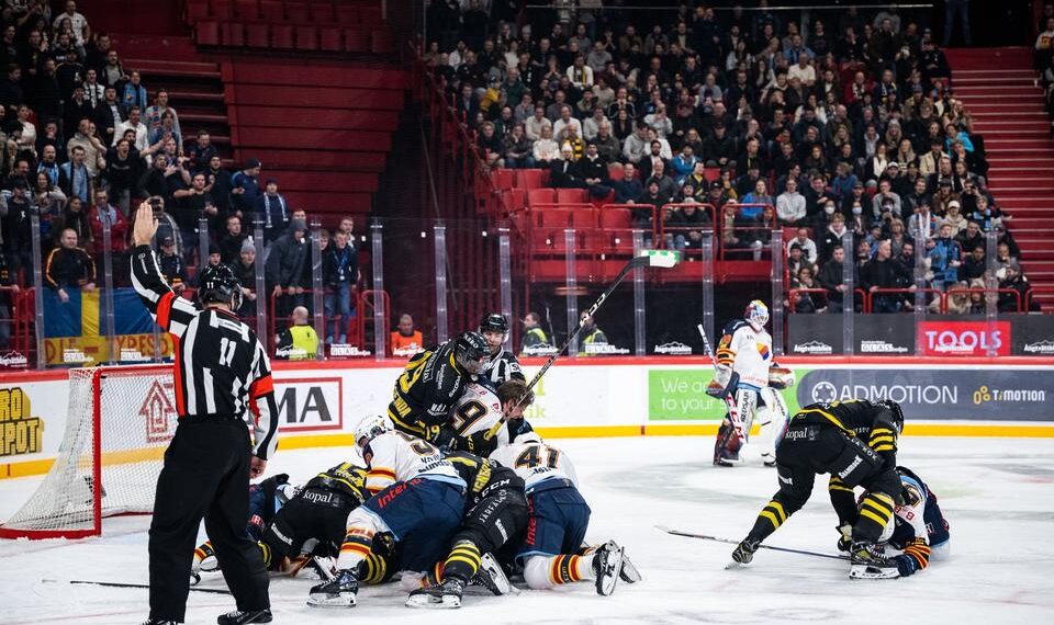 Slagsmål i derbyt mellan AIK och Djurgården – alla på isen visas ut