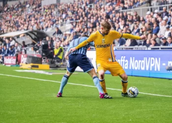 Blödningar orsakar spelavbrott – fler sår från nya konstgräset