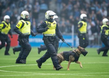 Skandalscener i derbyt – bengaler kastas in på planen