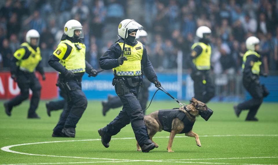 Skandalscener i derbyt – bengaler kastas in på planen