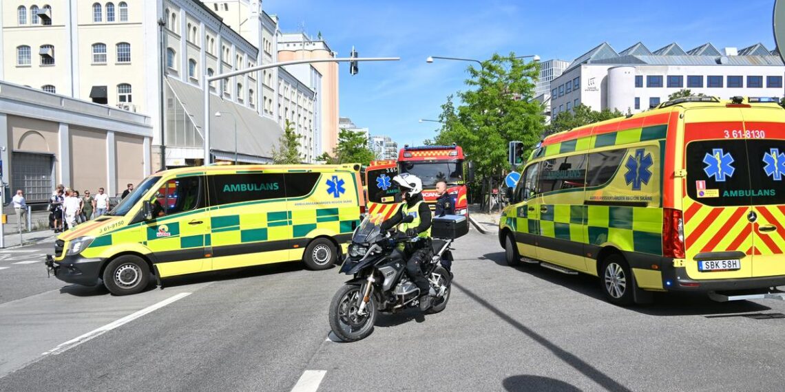 Flicka och pappa påkörda – bilisten smet