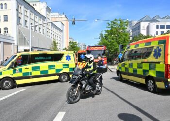 Flicka och pappa påkörda – bilisten smet