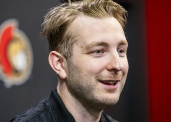 Linus Ullmark erbjöds plats i Sveriges VM-trupp 2025 men blev tackad. Läs om beslutet, hans reaktion och framtiden för svensk hockey.