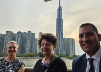 Ambassadör Johan Ndisi reflekterar över 55 år av vänskap och samarbete mellan Sverige och Vietnam, från solidaritet till modern partnerskap.