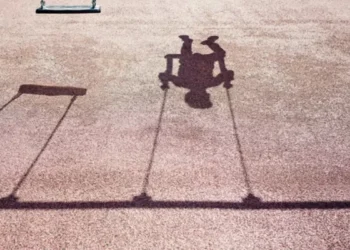 Sverige uppmanas stoppa internationella adoptioner efter skakande utredning