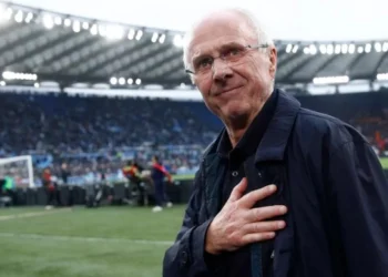 Sven-Göran Erikssons pappa besöker dagligen hans staty inför dödsdagen i Sverige